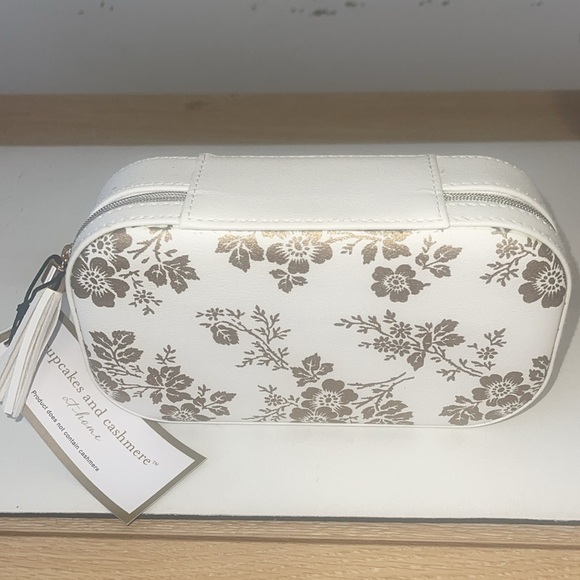 Cupcakes and cashmere at home travel jewelry box - Picture 4 of 7